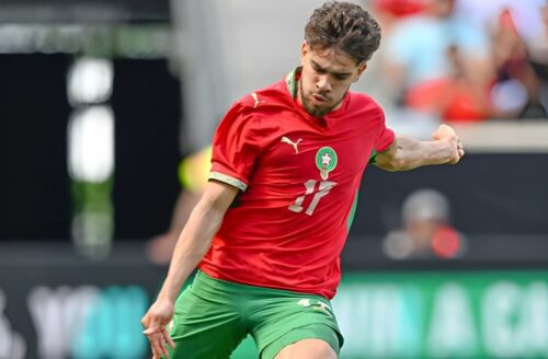 Ezzalzouli, do Marrocos, domina a bola durante partida antes da Copa do Mundo de 2026.