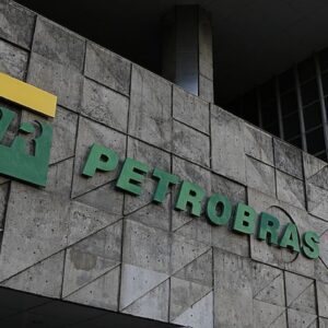 Logotipo da Petrobras na fachada de edifício da empresa, em imagem relacionada ao mercado de gás natural.