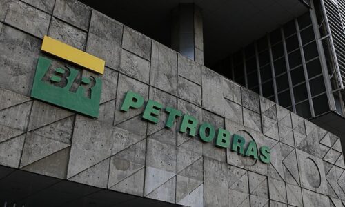 Logotipo da Petrobras na fachada de edifício da empresa, em imagem relacionada ao mercado de gás natural.
