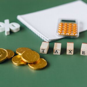 Restituição automática do IR: cálculo do Imposto de Renda com calculadora e dinheiro