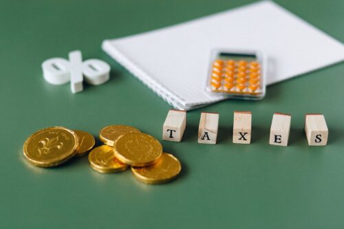Restituição automática do IR: cálculo do Imposto de Renda com calculadora e dinheiro