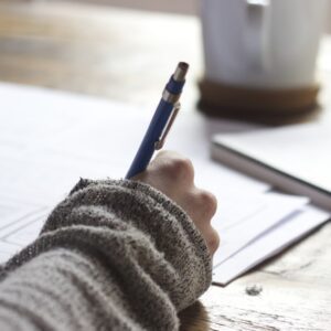 Concursos com inscrições abertas: candidata estuda com notebook e cadernos para provas de concurso público