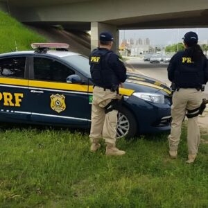 Viatura da PRF e agentes fiscalizam trecho de rodovia durante operação especial de trânsito no Rio Grande do Norte.