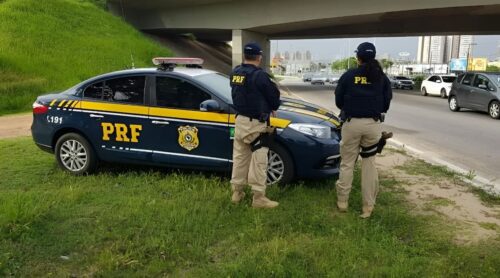 Viatura da PRF e agentes fiscalizam trecho de rodovia durante operação especial de trânsito no Rio Grande do Norte.