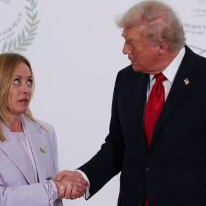 Donald Trump e Giorgia Meloni durante encontro internacional em meio a tensões diplomáticas entre EUA e Itália.