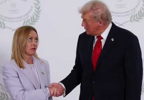 Donald Trump e Giorgia Meloni durante encontro internacional em meio a tensões diplomáticas entre EUA e Itália.