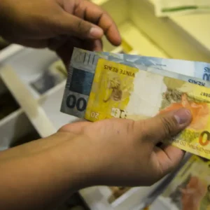 Salário mínimo 2027: notas de real brasileiro