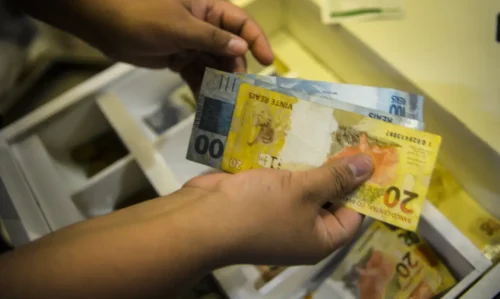 Salário mínimo 2027: notas de real brasileiro
