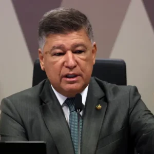 Senador Carlos Viana fala durante reunião no Senado, gesticulando enquanto discursa em sessão oficial.