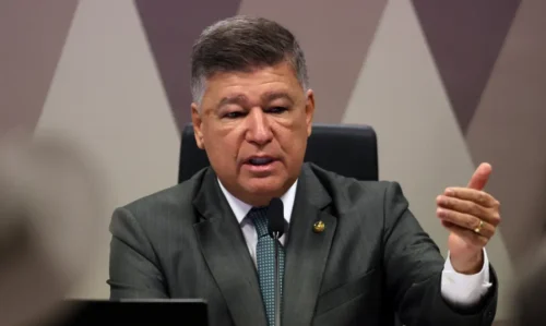 Senador Carlos Viana fala durante reunião no Senado, gesticulando enquanto discursa em sessão oficial.