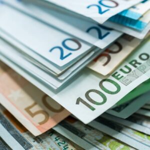 Pilha de notas de euro de diferentes valores, ilustrando comércio exterior e economia da zona do euro.