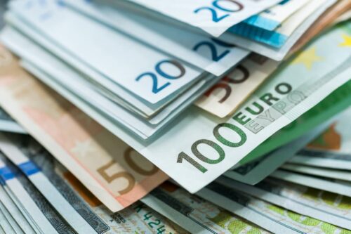 Pilha de notas de euro de diferentes valores, ilustrando comércio exterior e economia da zona do euro.