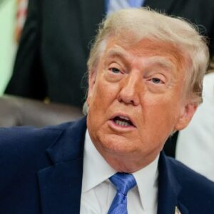 Donald Trump durante pronunciamento sobre política comercial e ameaça de tarifa de 100% contra países que taxarem big techs.