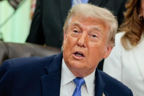 Donald Trump durante pronunciamento sobre política comercial e ameaça de tarifa de 100% contra países que taxarem big techs.