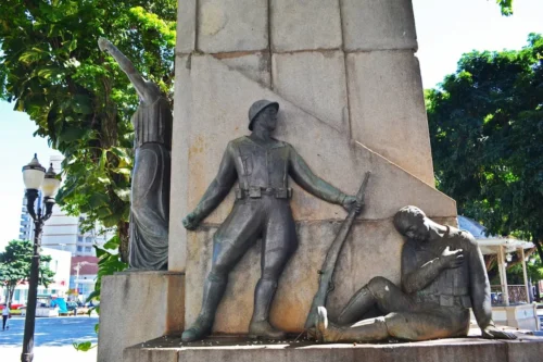 Monumento da Revolução Constitucionalista de 1932 em São Paulo, marco do feriado estadual de 9 de julho.
