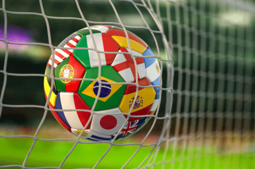 Bola de futebol com bandeiras de países do mundo.