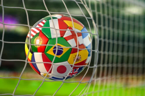 Bola de futebol com bandeiras de países do mundo.