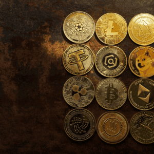 Variedade de criptomoedas douradas.