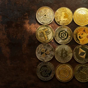 Variedade de criptomoedas douradas.
