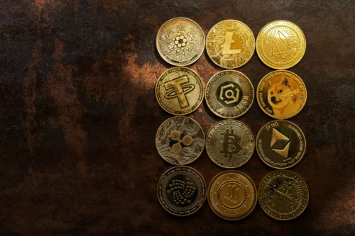 Variedade de criptomoedas douradas.