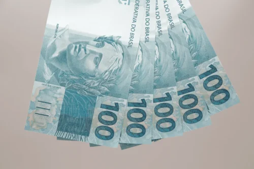 Notas de cem reais.