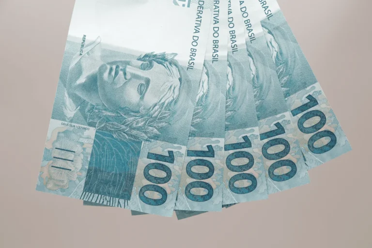 Notas de cem reais.