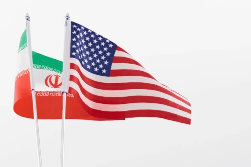 Bandeiras dos Estados Unidos e do Irã, representando o conflito entre os dois países.
