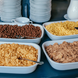 Cereais em tigelas grandes para café da manhã rápido e seco self-service.