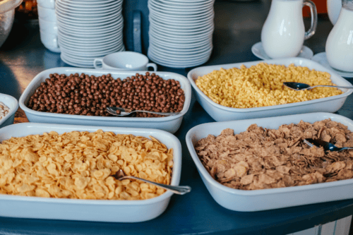 Cereais em tigelas grandes para café da manhã rápido e seco self-service.