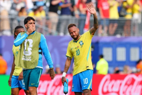 Foto de Neymar após a eliminação da seleção brasileira da Copa do Mundo 2026.