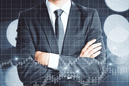 Empresário com braços cruzados e gráfico Forex abstrato.
