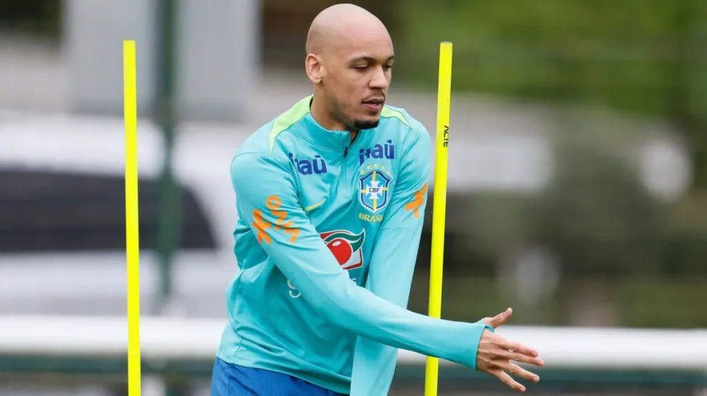 Fabinho participa de treino da Seleção Brasileira em campo, durante atividade de preparação física.