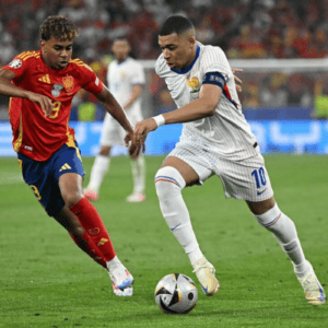 Lamine Yamal e kylian mbappé em confronto entre França e Espanha.