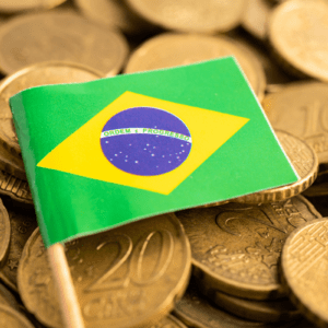 Bandeira do Brasil em moedas, dinheiro, finanças e contabilidade, conceito bancário.