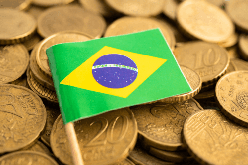 Bandeira do Brasil em moedas, dinheiro, finanças e contabilidade, conceito bancário.