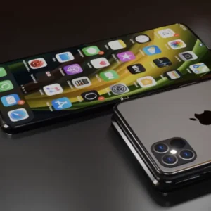 Renderização em 3D de um conceito de iPhone dobrável sobre uma superfície plana e escura. Um dos aparelhos está totalmente aberto, exibindo a tela principal repleta de ícones de aplicativos do iOS. Ao lado, o outro aparelho está dobrado ao meio, mostrando a parte traseira cinza com a maçã da Apple e um módulo de câmera tripla.