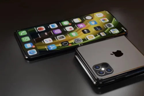 Renderização em 3D de um conceito de iPhone dobrável sobre uma superfície plana e escura. Um dos aparelhos está totalmente aberto, exibindo a tela principal repleta de ícones de aplicativos do iOS. Ao lado, o outro aparelho está dobrado ao meio, mostrando a parte traseira cinza com a maçã da Apple e um módulo de câmera tripla.