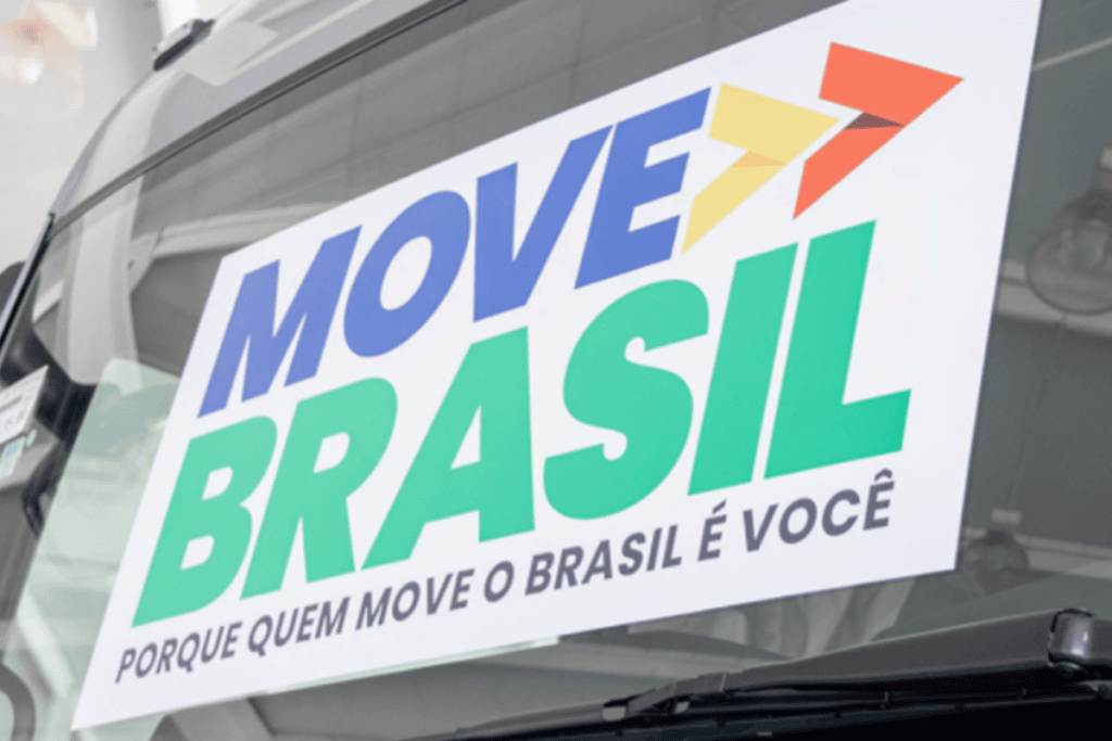 Adesivo colado no vidro de um veículo com a inscrição "MOVE BRASIL" em letras grandes. A palavra "MOVE" está em azul e "BRASIL" em verde, acompanhadas por um logotipo de setas coloridas apontando para a direita nas cores amarela e vermelha. Abaixo, há a frase em letras menores: "PORQUE QUEM MOVE O BRASIL É VOCÊ".