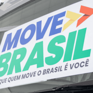 Adesivo colado no vidro de um veículo com a inscrição "MOVE BRASIL" em letras grandes. A palavra "MOVE" está em azul e "BRASIL" em verde, acompanhadas por um logotipo de setas coloridas apontando para a direita nas cores amarela e vermelha. Abaixo, há a frase em letras menores: "PORQUE QUEM MOVE O BRASIL É VOCÊ".