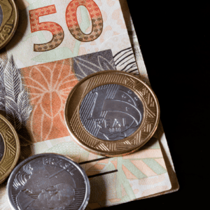 Dinheiro real brasileiro e moedas em um fundo preto