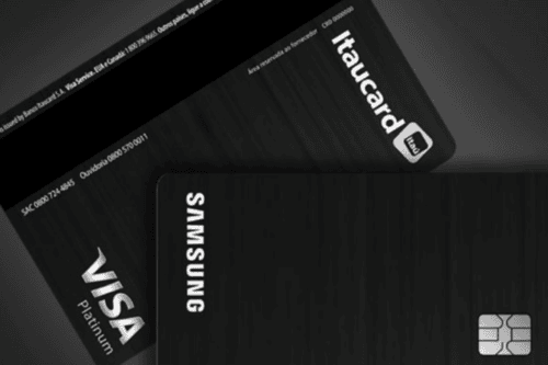 Dois cartões de crédito pretos com textura de metal escovado, sobrepostos em um fundo cinza-escuro. O cartão em primeiro plano mostra a parte frontal, destacando um chip eletrônico prateado no canto inferior direito e a palavra "SAMSUNG" escrita verticalmente em letras brancas na lateral esquerda. O cartão ao fundo mostra o verso, exibindo a tarja magnética preta no topo, o logotipo prateado "VISA Platinum" no canto inferior esquerdo, e o logotipo "itaucard" com o ícone do Banco Itaú no canto superior direito. Números de telefone de atendimento em letras pequenas também são visíveis no verso do cartão.
