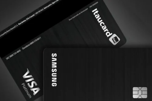 Dois cartões de crédito pretos com textura de metal escovado, sobrepostos em um fundo cinza-escuro. O cartão em primeiro plano mostra a parte frontal, destacando um chip eletrônico prateado no canto inferior direito e a palavra "SAMSUNG" escrita verticalmente em letras brancas na lateral esquerda. O cartão ao fundo mostra o verso, exibindo a tarja magnética preta no topo, o logotipo prateado "VISA Platinum" no canto inferior esquerdo, e o logotipo "itaucard" com o ícone do Banco Itaú no canto superior direito. Números de telefone de atendimento em letras pequenas também são visíveis no verso do cartão.