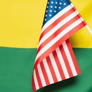 Bandeira dos EUA sobreposta a um fundo verde e amarelo.