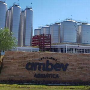 Fachada da cervejaria Ambev, destaque da Ambev (ABEV3) após projeções positivas para o segundo trimestre de 2026.