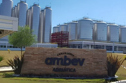 Fachada da cervejaria Ambev, destaque da Ambev (ABEV3) após projeções positivas para o segundo trimestre de 2026.