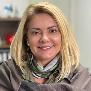Ana Cristina Valle, ex-mulher de Bolsonaro, em imagem sobre bloqueio de R$ 227 mil pela Justiça Eleitoral.