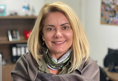 Ana Cristina Valle, ex-mulher de Bolsonaro, em imagem sobre bloqueio de R$ 227 mil pela Justiça Eleitoral.