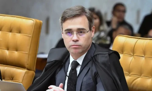 Ministro André Mendonça durante sessão do STF em notícia sobre risco de retirada de delegados da Polícia Federal.