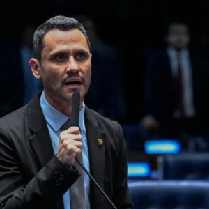 Senador Cleitinho Azevedo fala ao microfone durante sessão no Senado Federal.