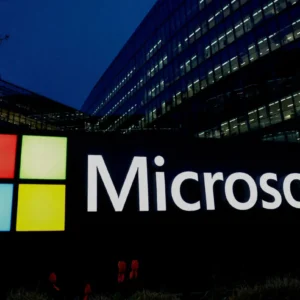 Logo da Microsoft em frente à sede da empresa durante anúncio de reestruturação e cortes de empregos.